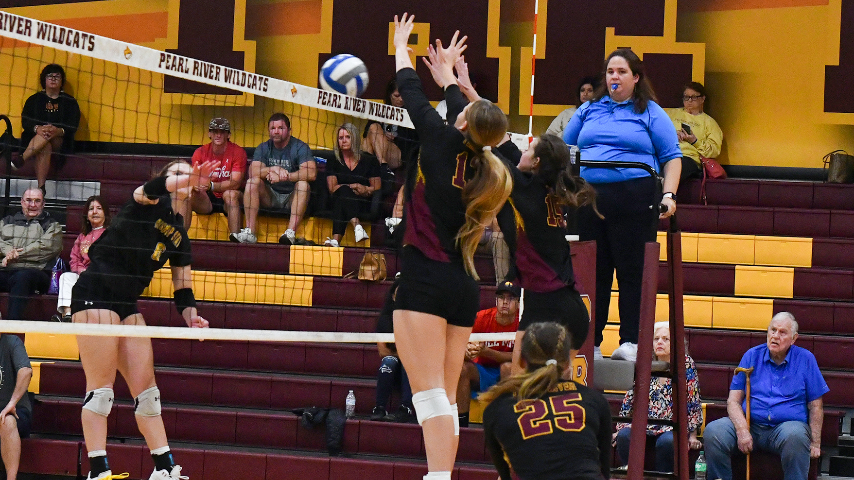 Morgan Mears and Peyton Hoffmayer combine for a block (Melany Carrasco).